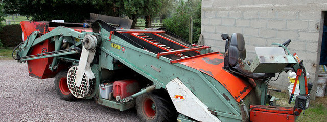 Machine automotrice de ramassage des pommes au sol